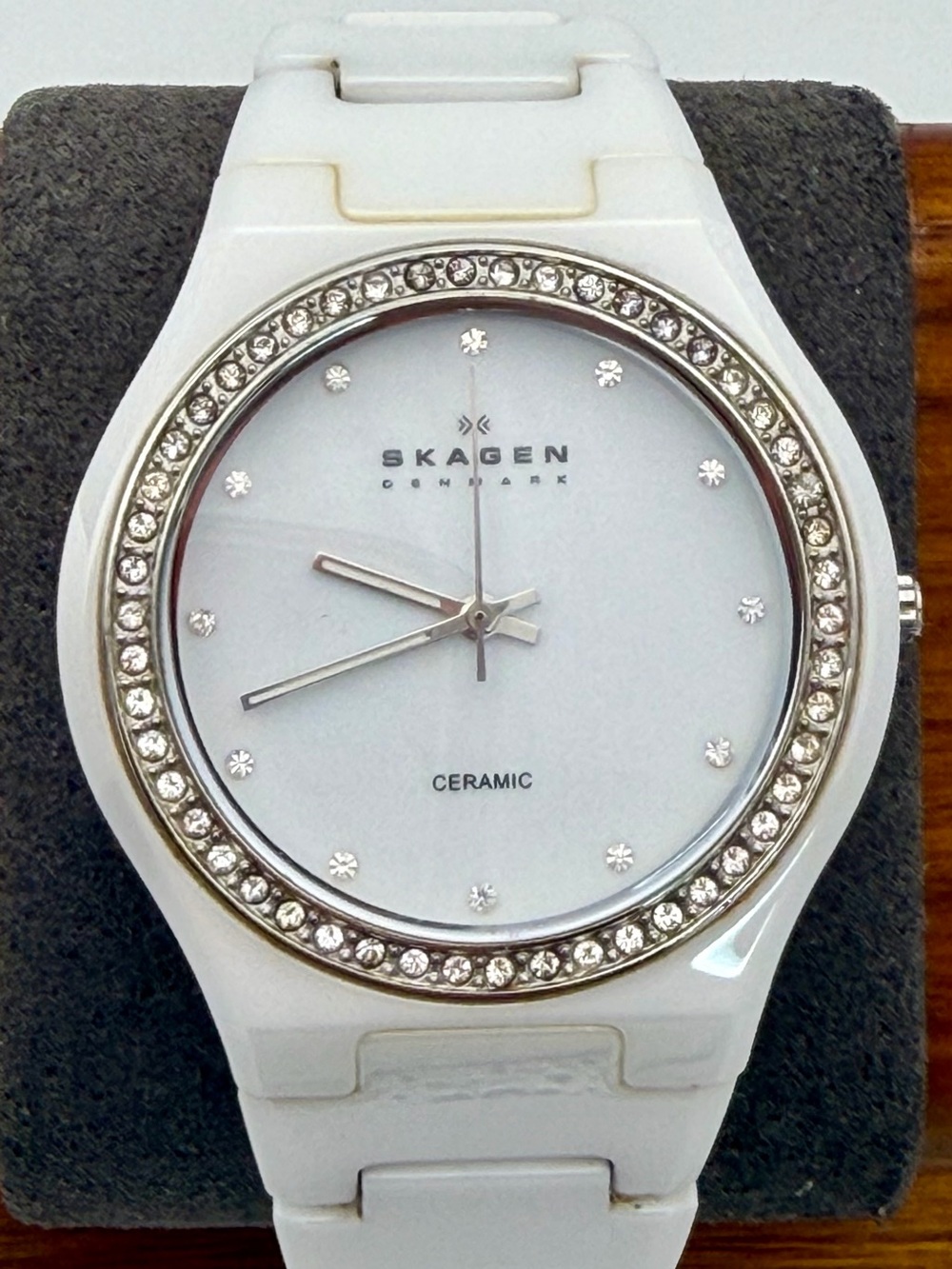 Working. Vintage Skagen White Ceramic Crystal-Accented unisex 8” Watch